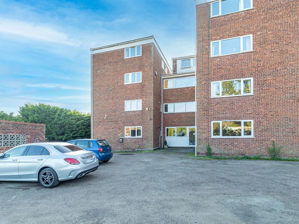2 bed flat for sale in The Hill Avenue, Worcester WR5, £149,950