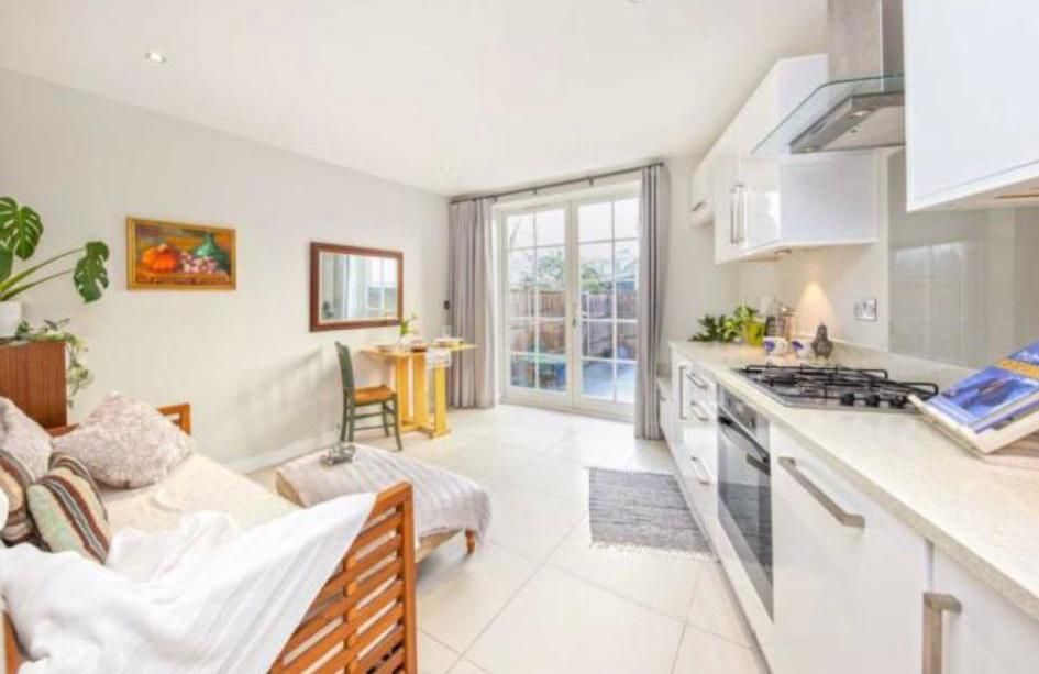 1 bed flat for sale in Seymour Road, Hampton Wick, Kingston Upon Thames KT1, £375,000