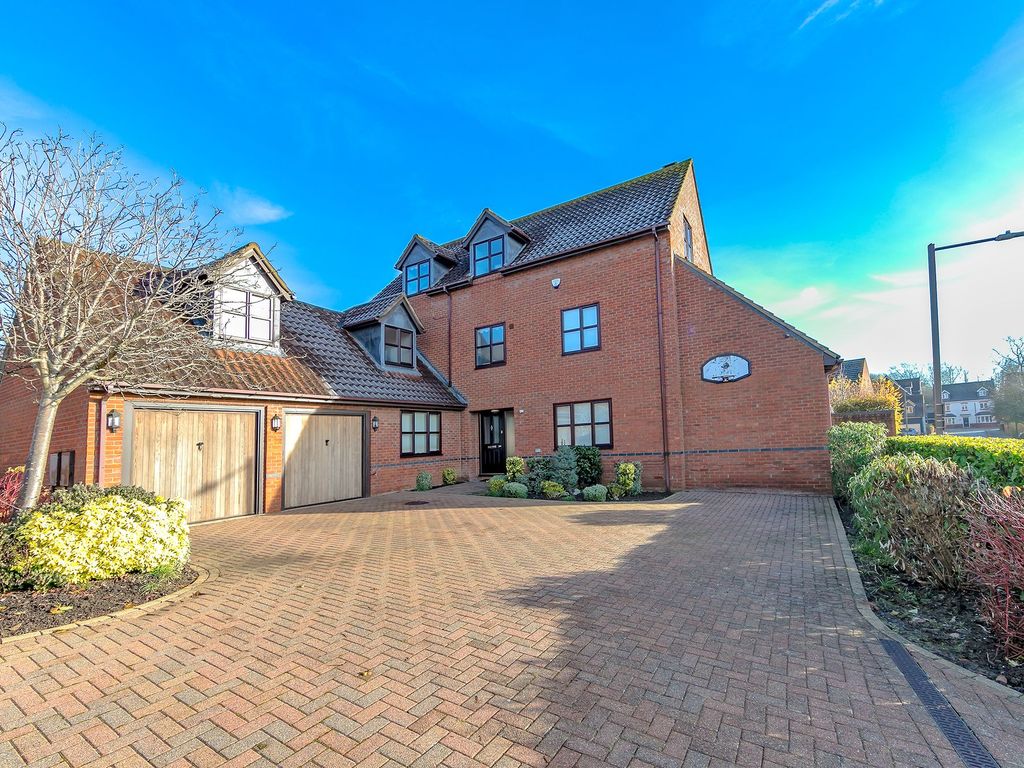 5 bed detached house to rent in Redland Drive, Loughton MK5, £3,000 pcm