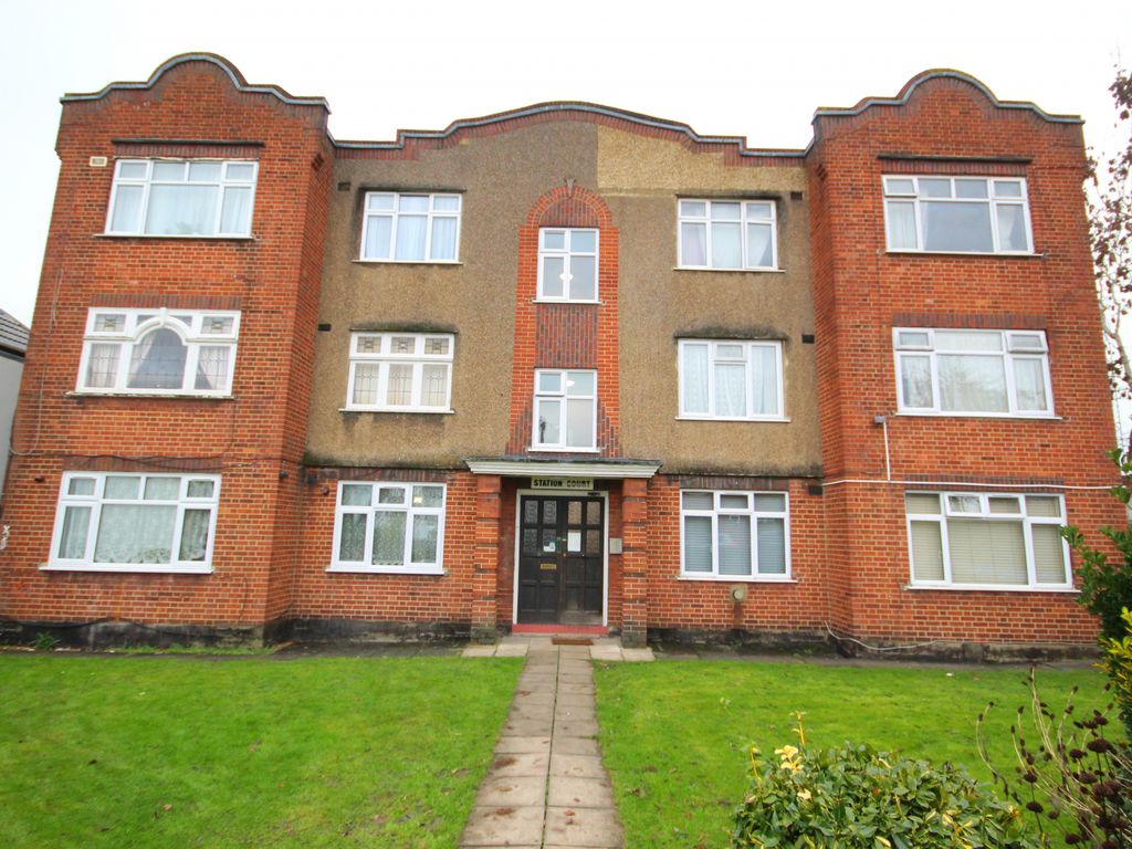 2 bed flat to rent in Windermere Avenue, Wembley HA9, £2,000 pcm