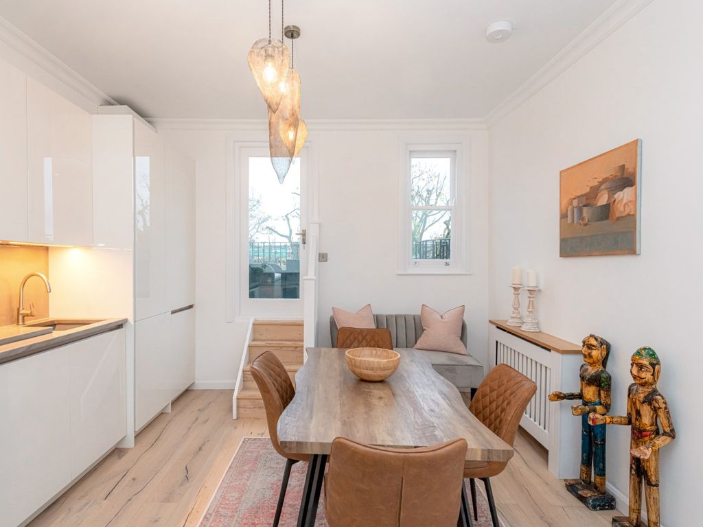 2 bed flat for sale in Nevern Square, London SW5, £1,360,000