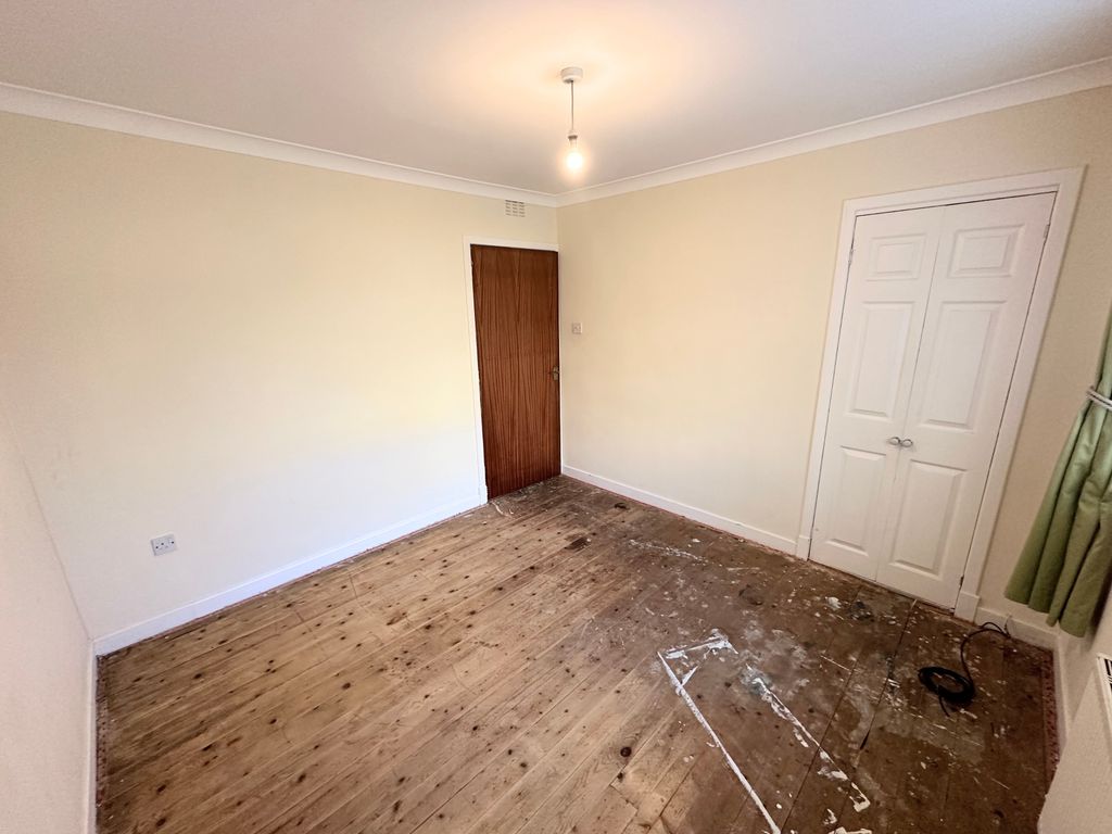 2 bed flat for sale in Earn Crescent, Dundee DD2, £60,000