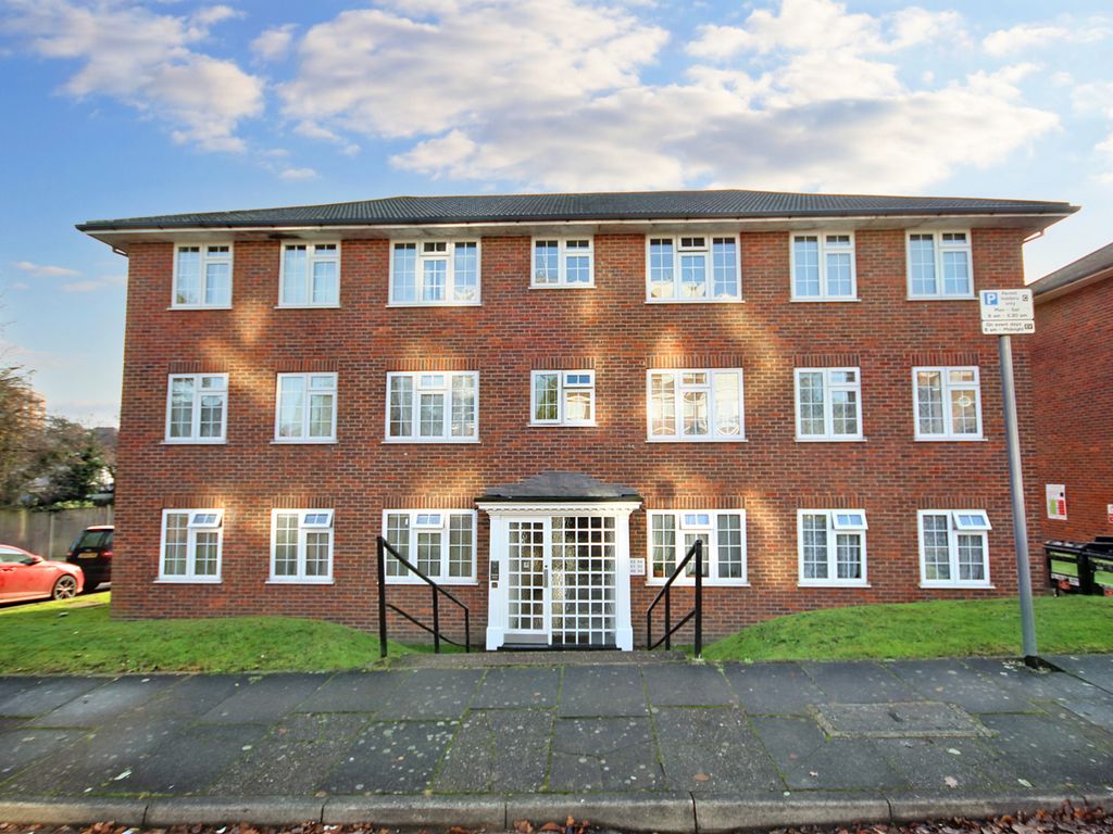 2 bed flat for sale in Lantern Close, Wembley, Middlesex HA0, £350,000