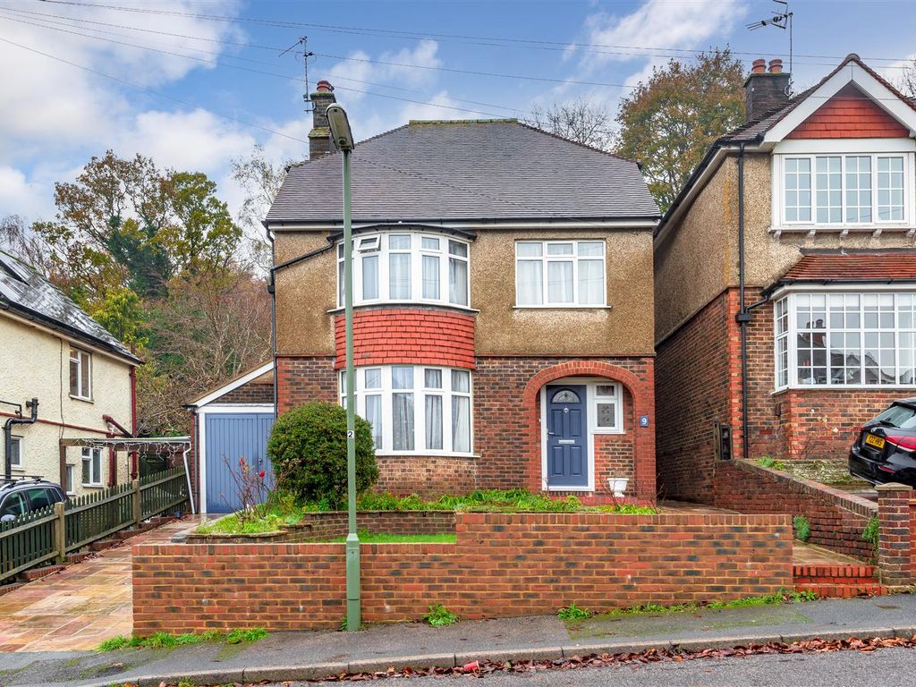 3 bed detached house for sale in Woodside Way, Redhill RH1, £550,000