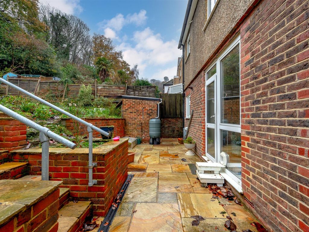 3 bed detached house for sale in Woodside Way, Redhill RH1, £550,000