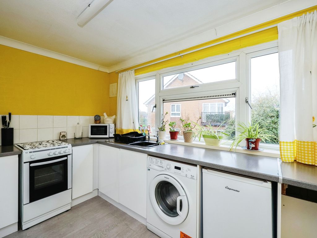 1 bed flat for sale in Marlands Lawn, Havant PO9, £120,000