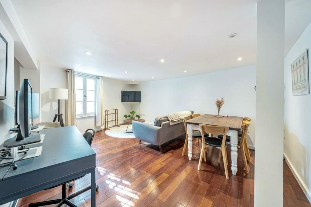 2 bed flat for sale in Amwell Street, London EC1R, £850,000