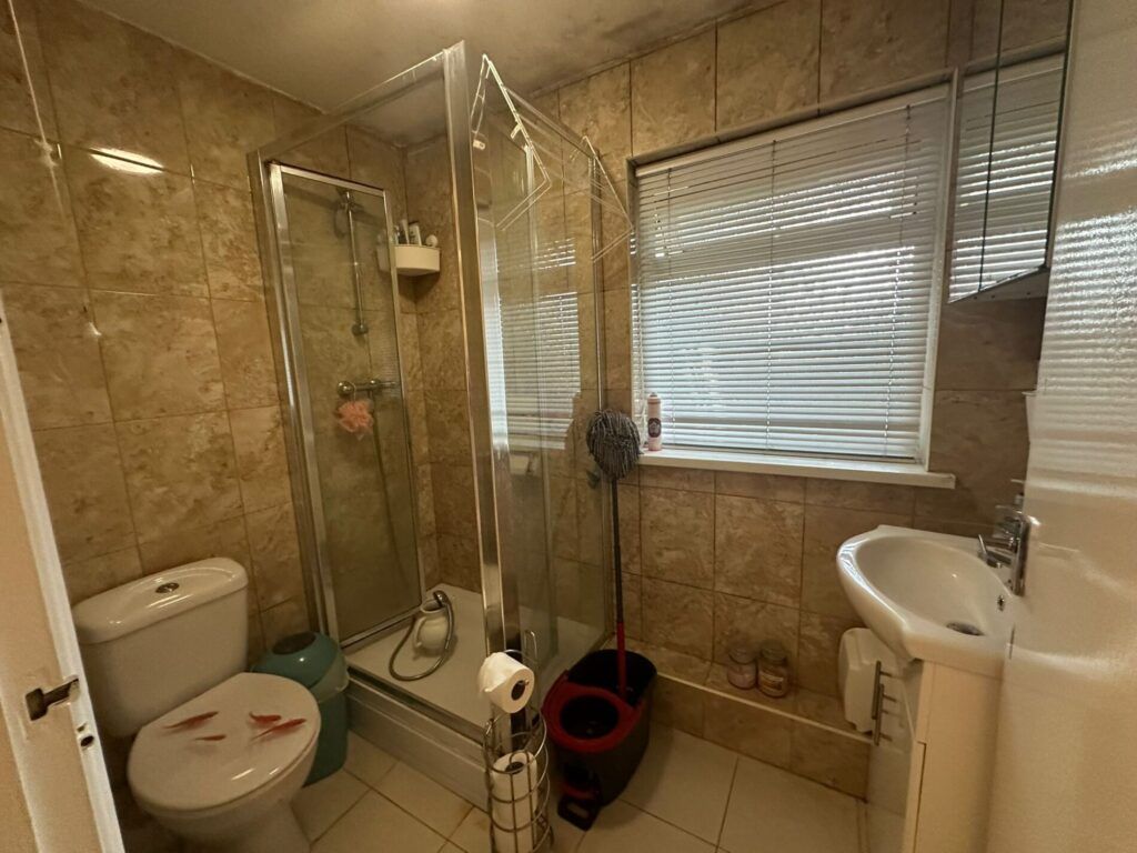2 bed flat for sale in Middleton Avenue, Greenford UB6, £225,000