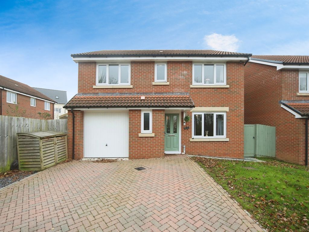 4 bed detached house for sale in Mills Drive, Wellington TA21, £355,000
