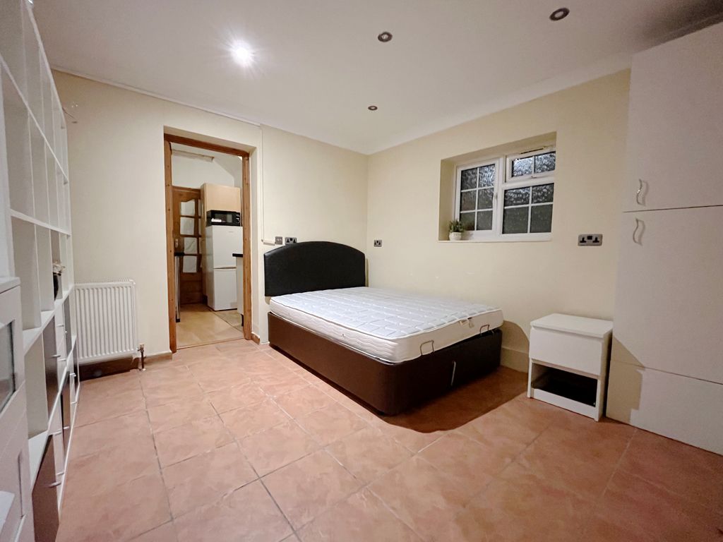 Studio to rent in Shelley Crescent, Hounslow TW5, £1,000 pcm