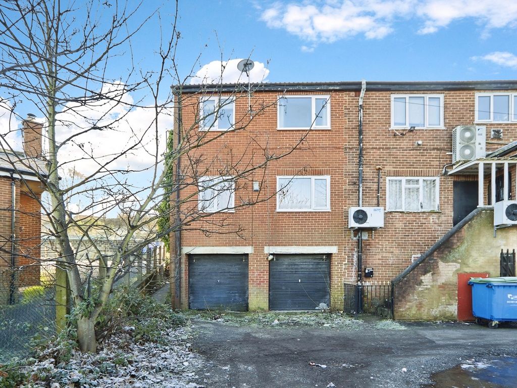 2 bed flat for sale in Broad Lane, Leeds LS13, £105,000