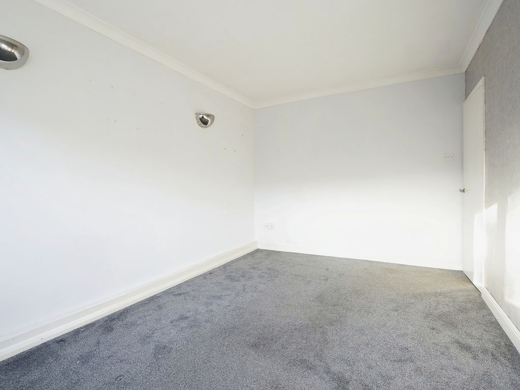 2 bed flat for sale in Broad Lane, Leeds LS13, £105,000