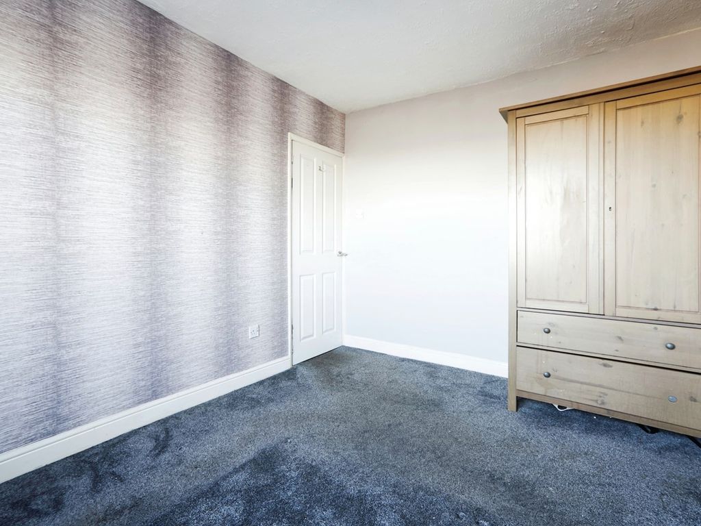 2 bed flat for sale in Broad Lane, Leeds LS13, £105,000