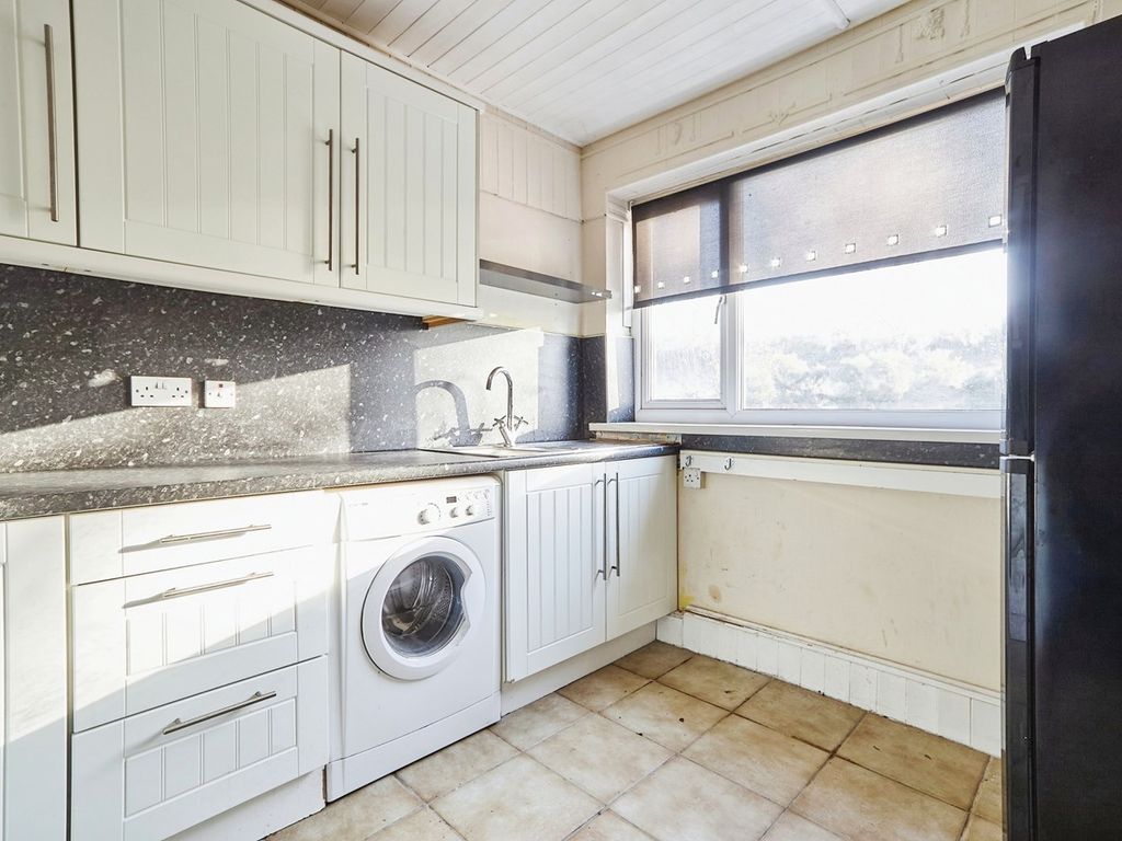 2 bed flat for sale in Broad Lane, Leeds LS13, £105,000