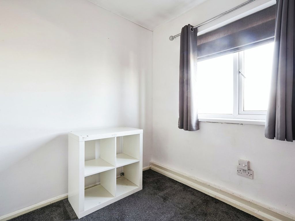 2 bed flat for sale in Broad Lane, Leeds LS13, £105,000