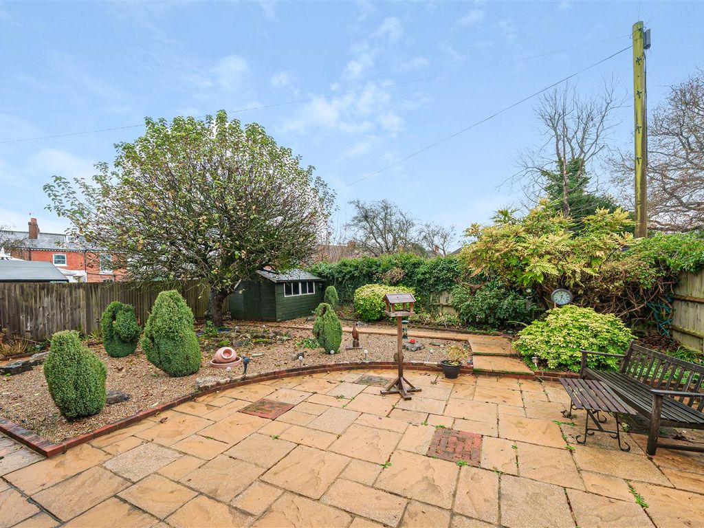 3 bed detached bungalow for sale in Langford Close, Emmer Green, Reading RG4, £500,000