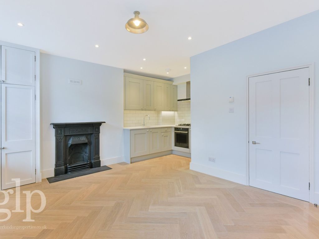 2 bed flat to rent in Monmouth Street, London, Greater London WC2H, £3,402 pcm