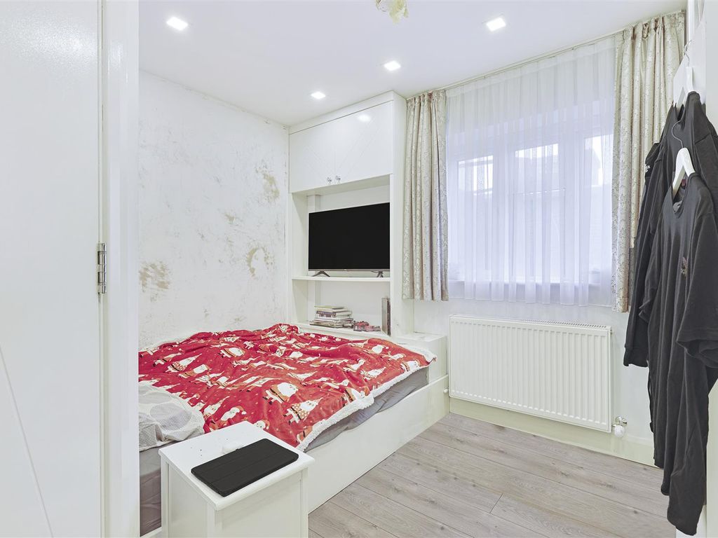 4 bed flat for sale in The Terrace, Old Ford Road, London E2, £575,000