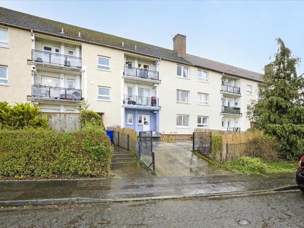 2 bed flat for sale in 18A Hawthorn Crescent, Mayfield, Dalkeith EH22, £125,000