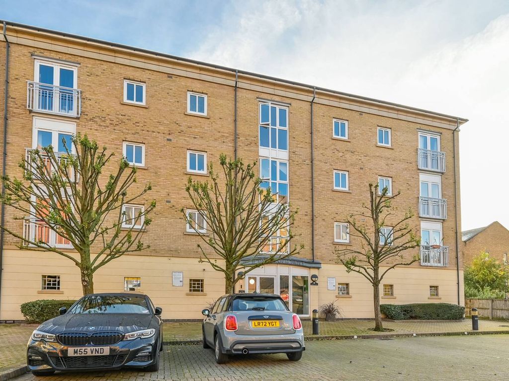 2 bed flat to rent in Millennium Drive, Isle Of Dogs, London E14, £4,225 pcm