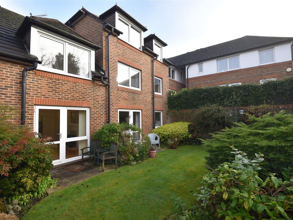 1 bed property to rent in Beechwood Gardens, Caterham CR3, £1,150 pcm