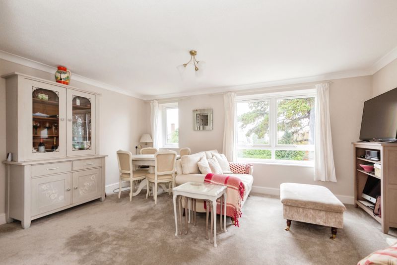 1 bed flat for sale in Greville Court, Ashtead KT21, £180,000