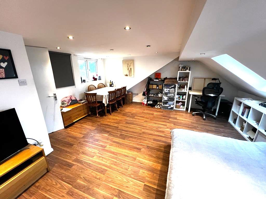 3 bed flat for sale in Arngask Road, Catford SE6, £505,000