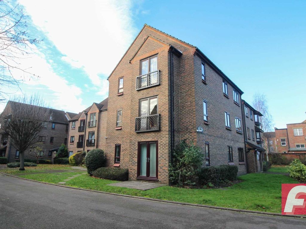 1 bed flat to rent in Ballinger Court, Halsey Road, Watford WD18, £1,150 pcm