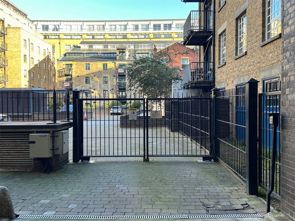 Parking/garage for sale in Curlew Street, London SE1, £32,000