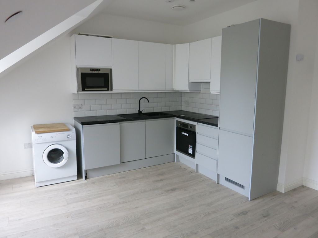 1 bed flat to rent in Ewell Road, Surbiton KT6, £1,200 pcm