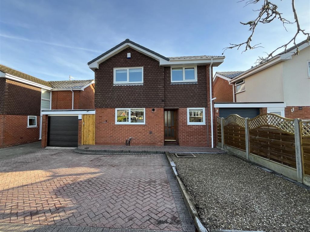 4 bed detached house for sale in Geneva Drive, Newcastle-Under-Lyme ST5, £340,000