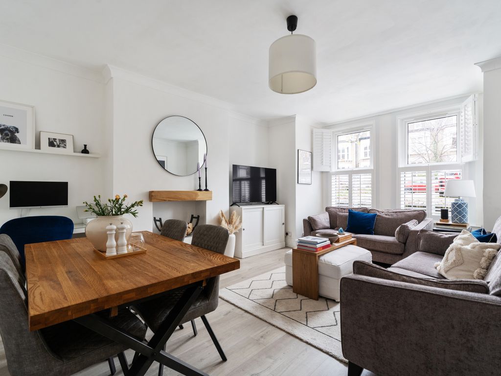 1 bed flat for sale in Hermon Hill, London E11, £475,000