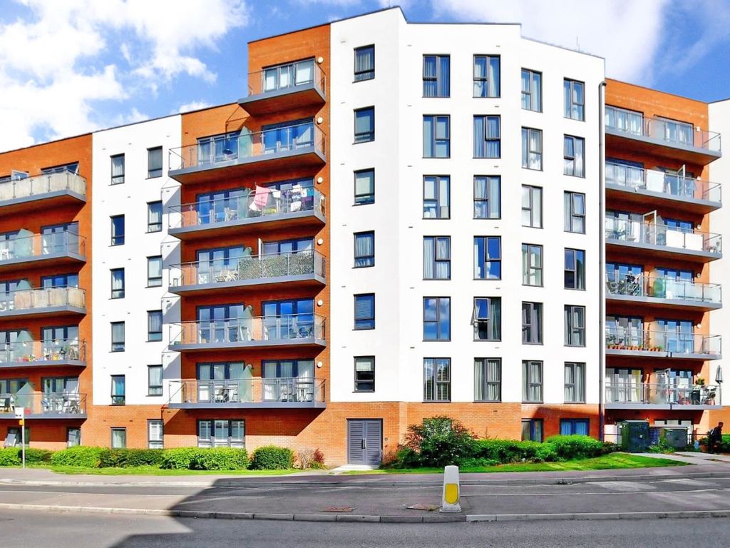 1 bed flat to rent in Apex Apartments, Crawley RH11, £1,250 pcm