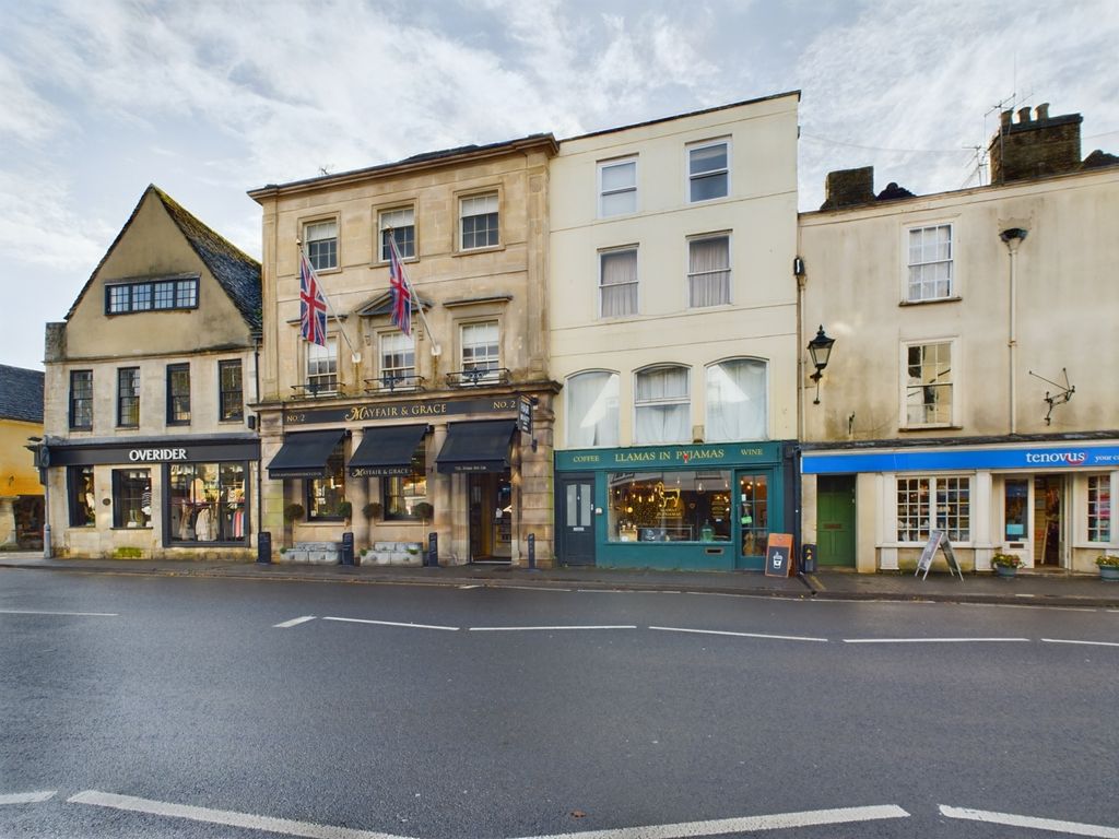2 bed flat to rent in Long Street, Tetbury GL8, £950 pcm
