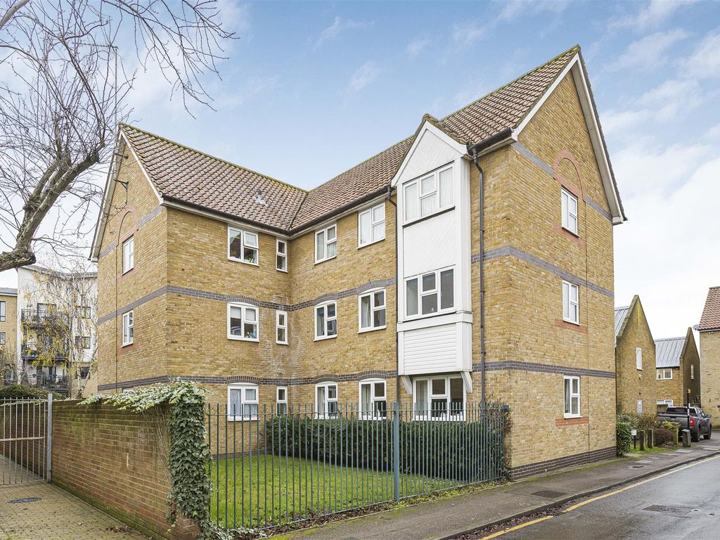 2 bed flat for sale in Priory Court, Priory Street, Hertford SG14, £215,000