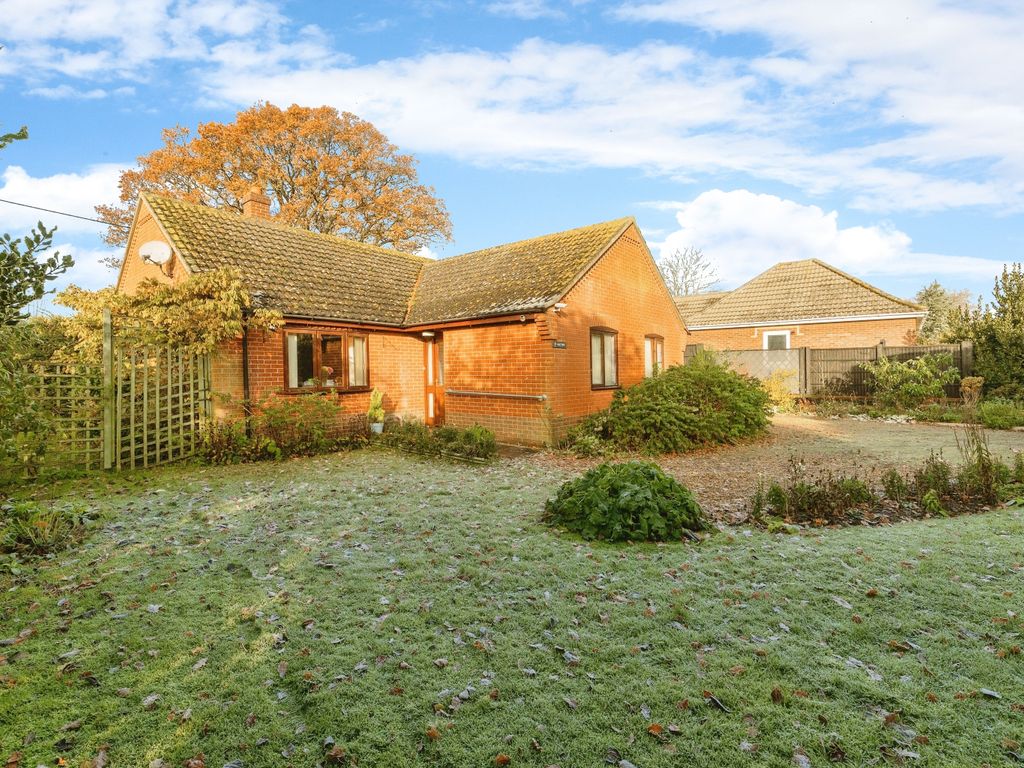 3 bed bungalow for sale in The Turnpike, Bunwell, Norwich, Norfolk NR16, £375,000