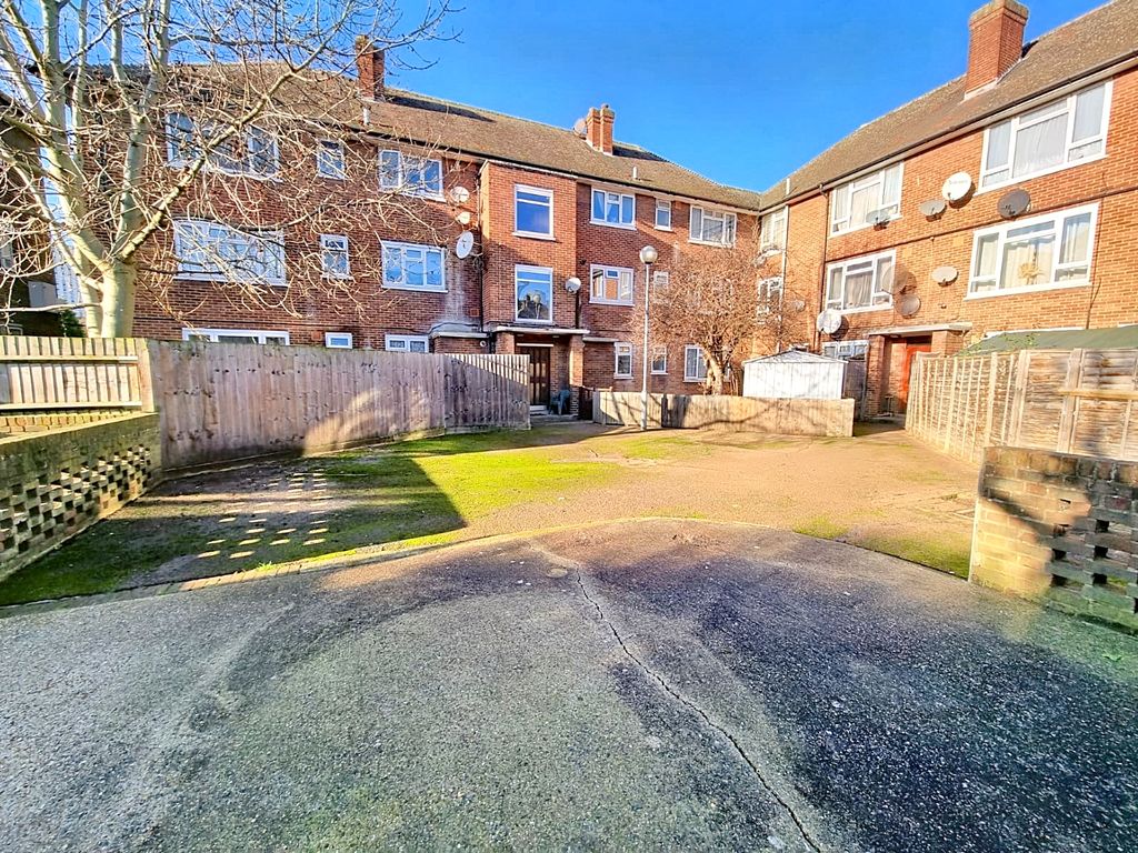 3 bed flat to rent in Killip Close, Canning Town E16, £2,200 pcm