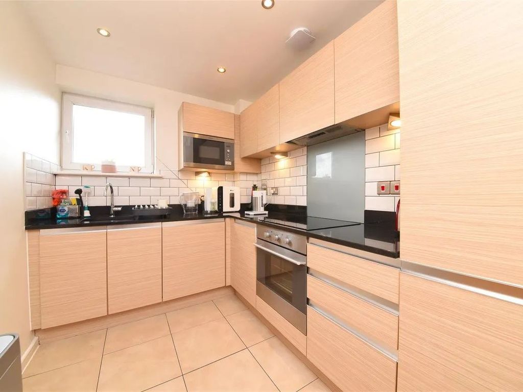 2 bed flat to rent in Dinsmore Road, London SW12, £2,600 pcm