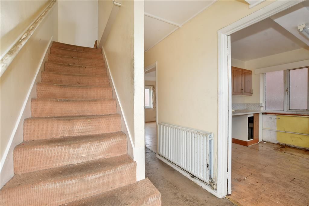 3 bed flat for sale in High Street, Banstead, Surrey SM7, £290,000