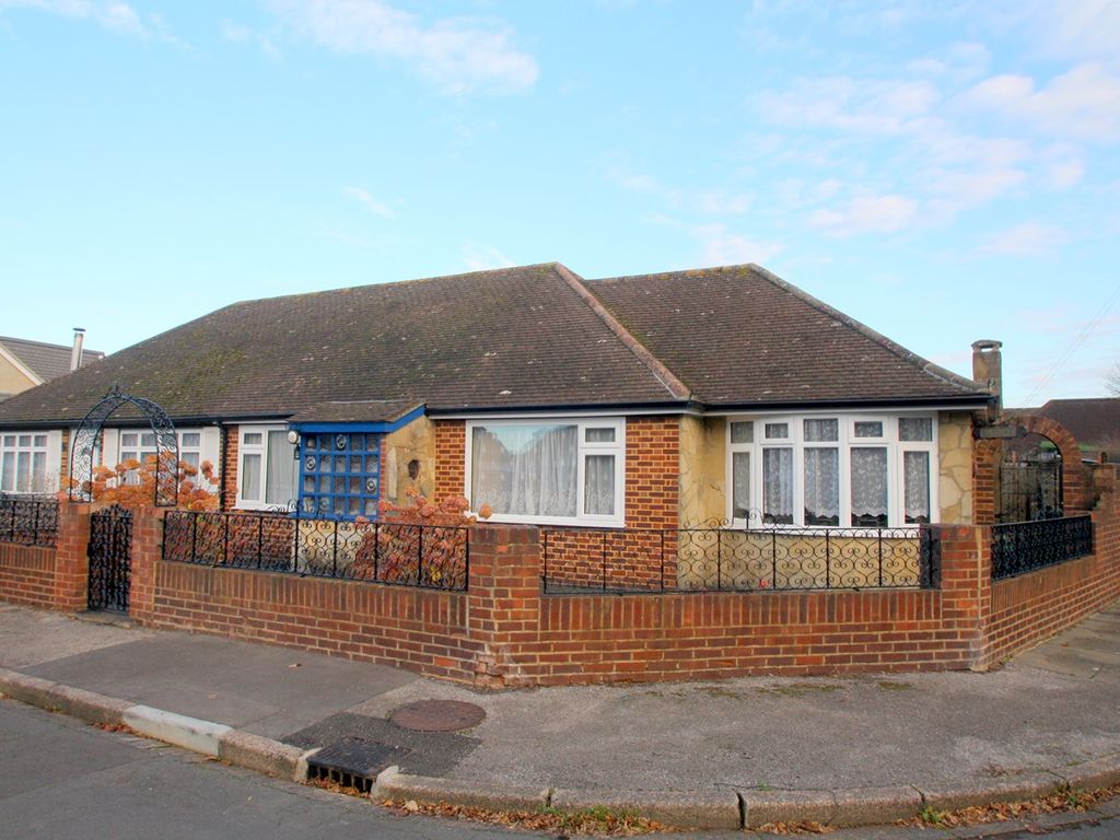 3 bed bungalow for sale in Edward Way, Ashford TW15, £585,000