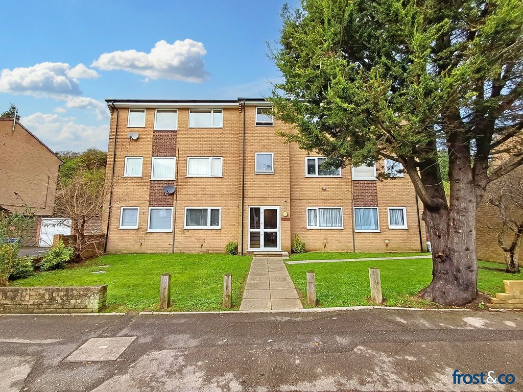 2 bed flat for sale in Slepe Crescent, Parkstone, Poole, Dorset BH12, £159,950