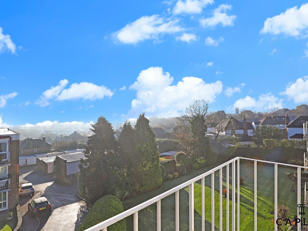 2 bed flat for sale in High Road, Greenhill High Road IG9, £279,995