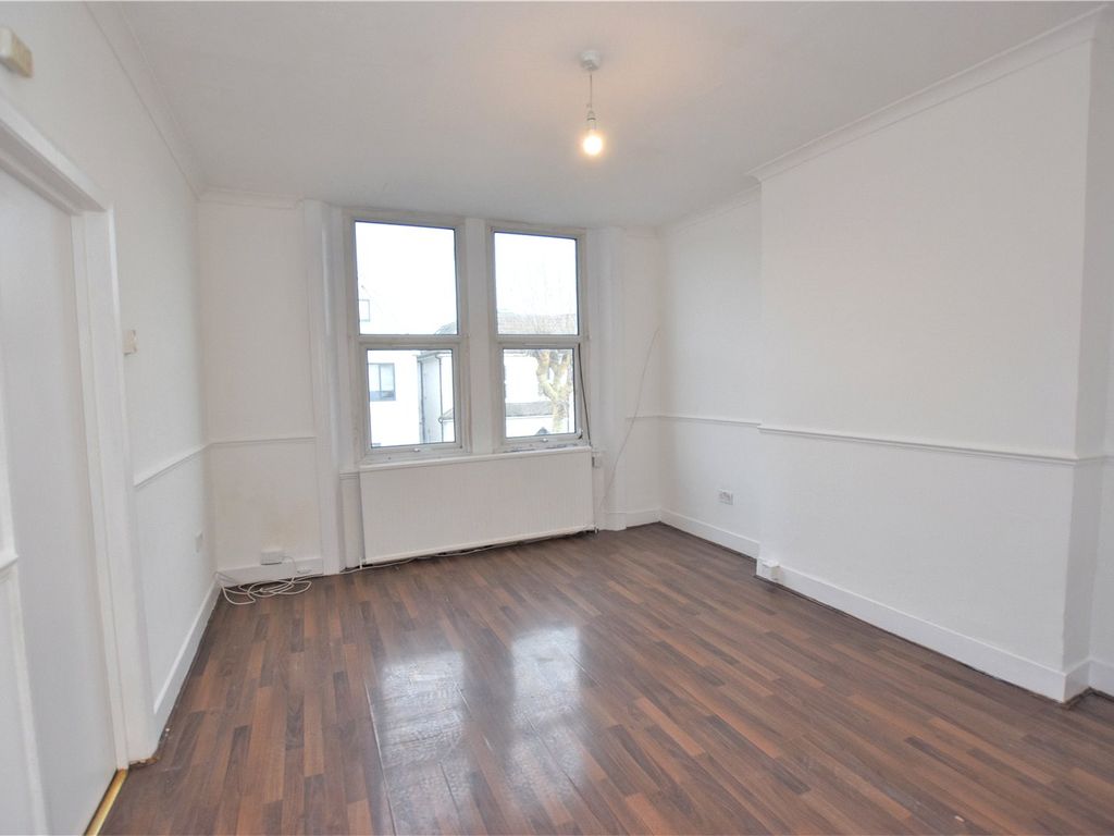 1 bed flat for sale in Whitworth Road, London SE25, £240,000