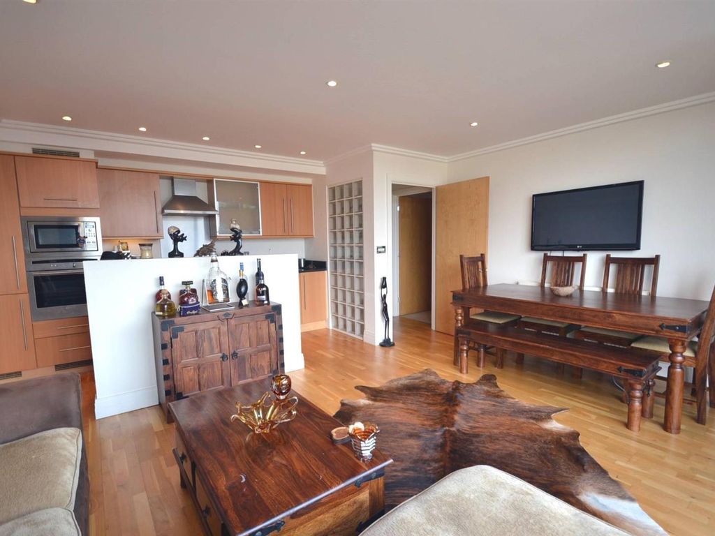 1 bed flat for sale in Point Wharf Lane, Brentford TW8, £295,000