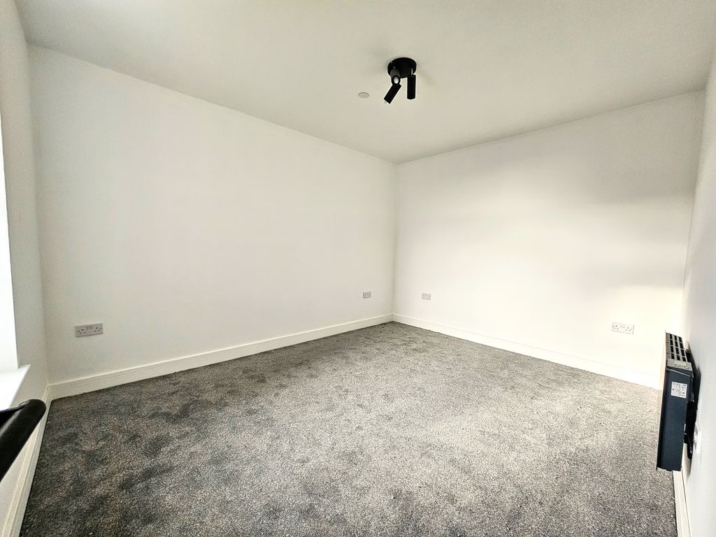 2 bed flat to rent in Main Road, Llantwit Fardre, Pontypridd CF38, £950 pcm