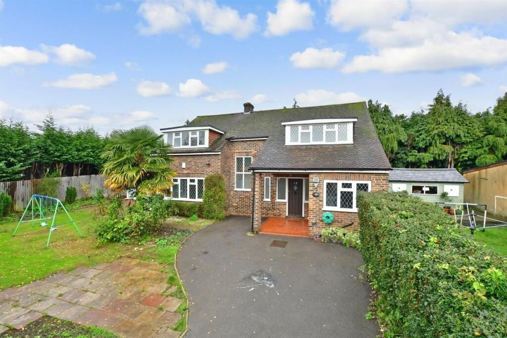 4 bed detached house to rent in North Road, Reigate RH2, £2,750 pcm