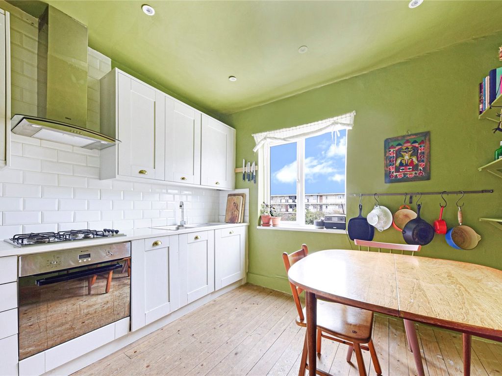 1 bed flat for sale in Manor Road, Leyton, London E10, £385,000