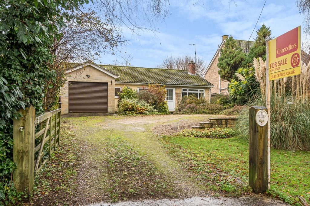 3 bed detached bungalow for sale in Hampton Poyle, Oxfordshire OX5, £625,000