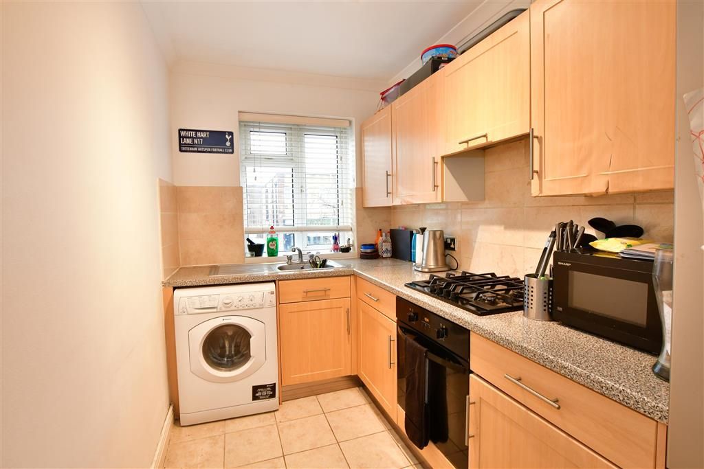 2 bed flat for sale in High Road, Loughton, Essex IG10, £260,000