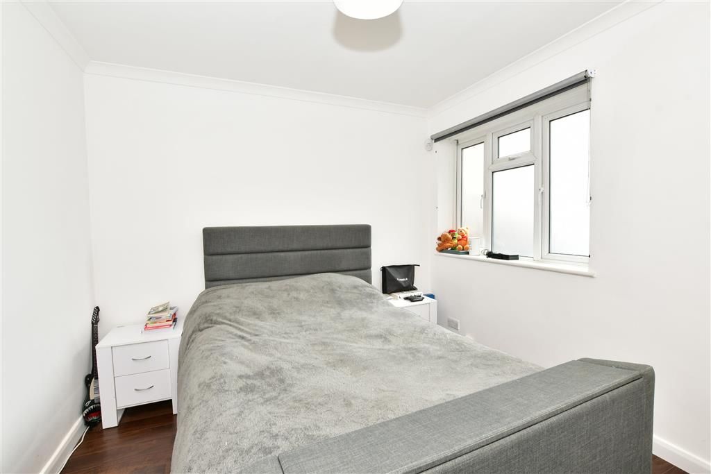 2 bed flat for sale in High Road, Loughton, Essex IG10, £260,000